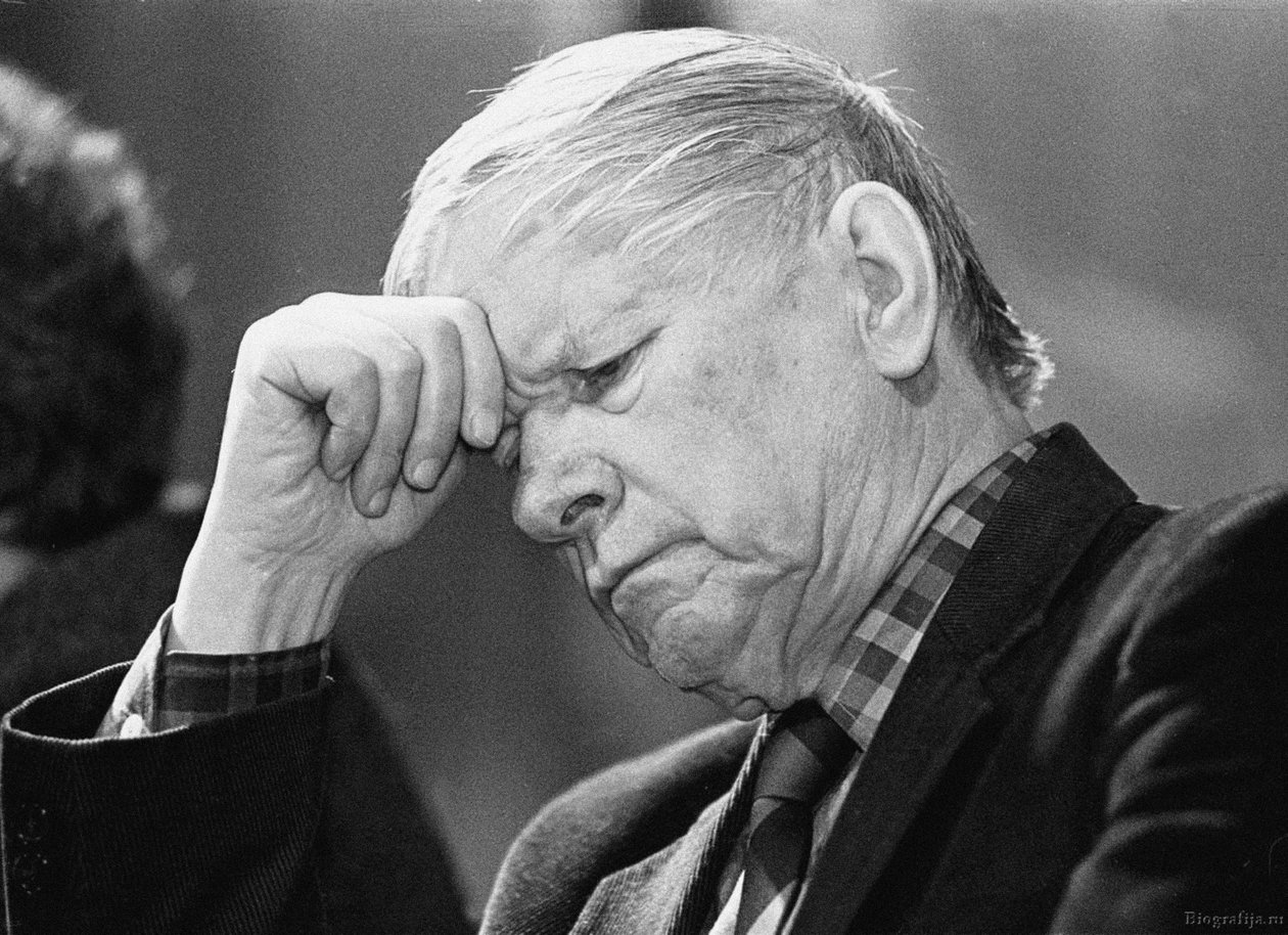 Vasil Bykaw 1924-2003, 1990s door Unbekannt