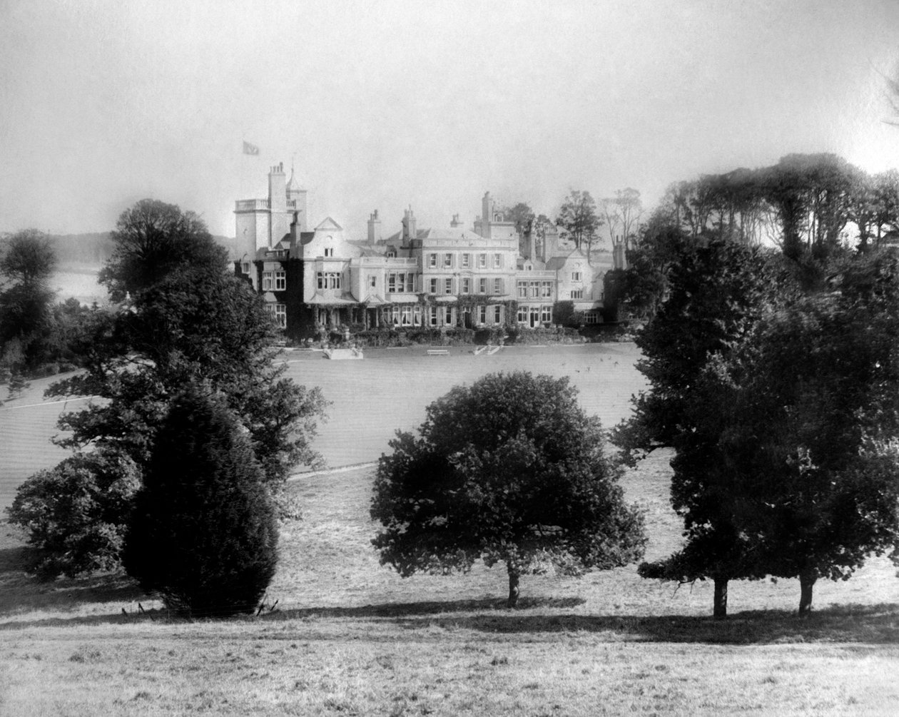 Uitzicht op gebouw tegenover velden, ca 1882 door Unbekannt
