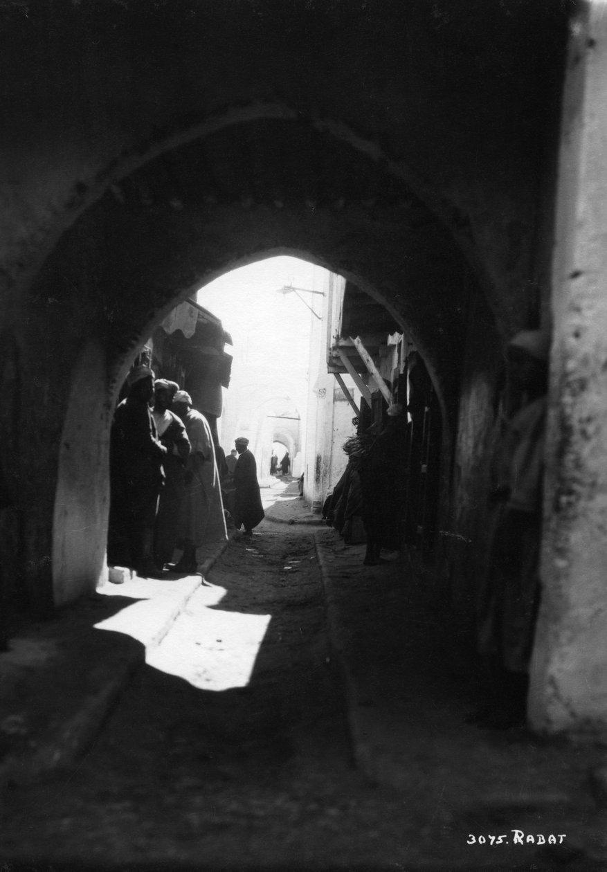 Uitzicht door een boog, Rabat, Marokko, c1920s-c1930s door Unbekannt