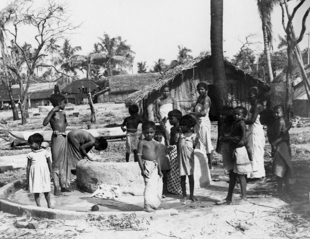 Dorpsscene, Trincomalee, Ceylon, 1945 door Unbekannt