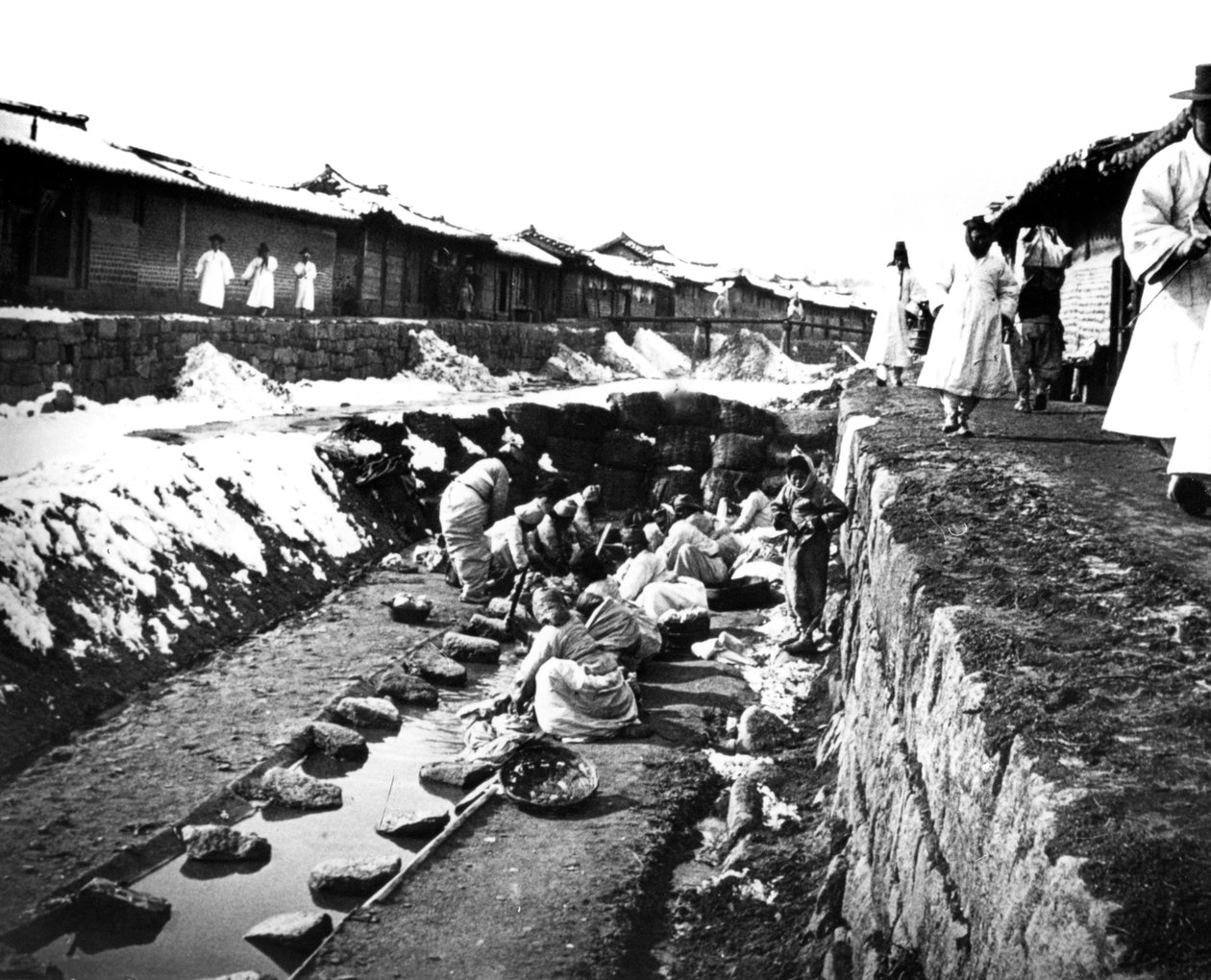 Kleren wassen buiten, Korea, 1900 door Unbekannt