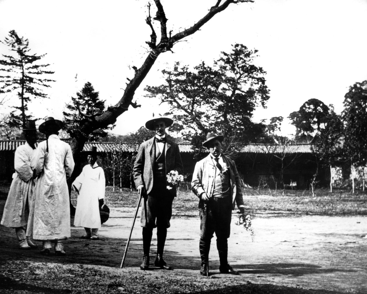 Westerse bezoekers in Korea, 1900 door Unbekannt