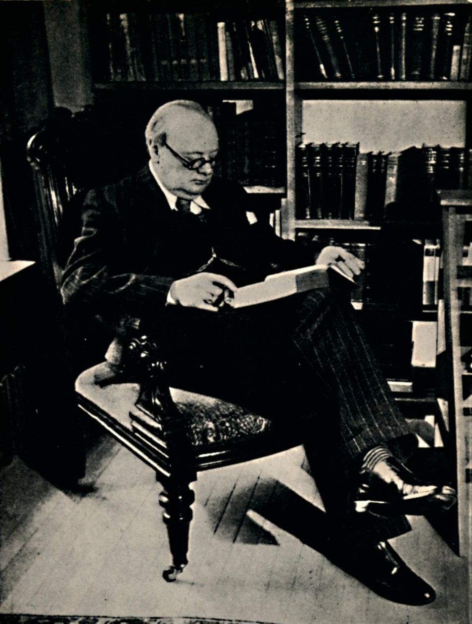 Winston Spencer Churchill in zijn bibliotheek, 1945 door Unbekannt