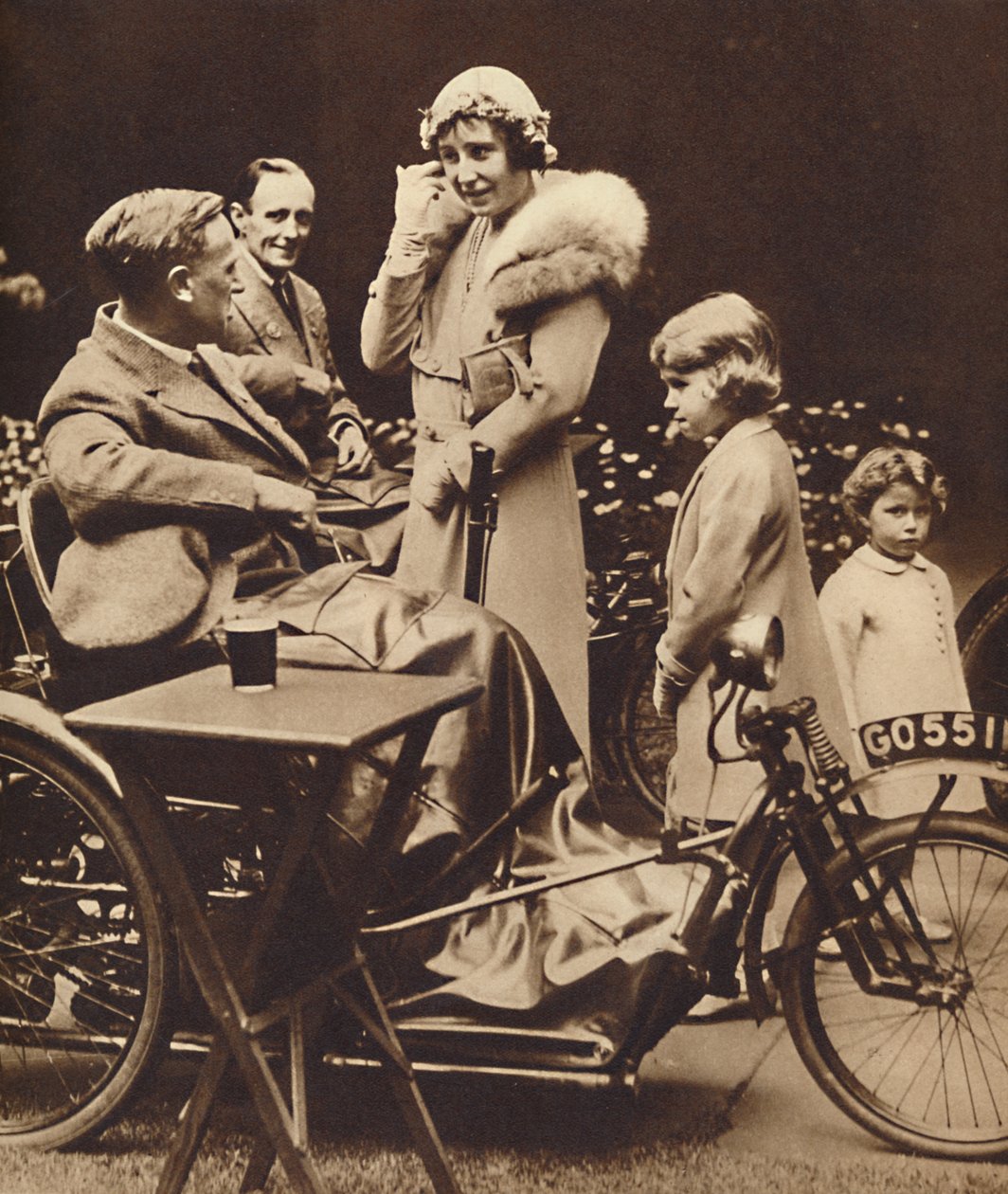 Met gehandicapte oud-militairen, ca. 1936, 1937 door Unbekannt