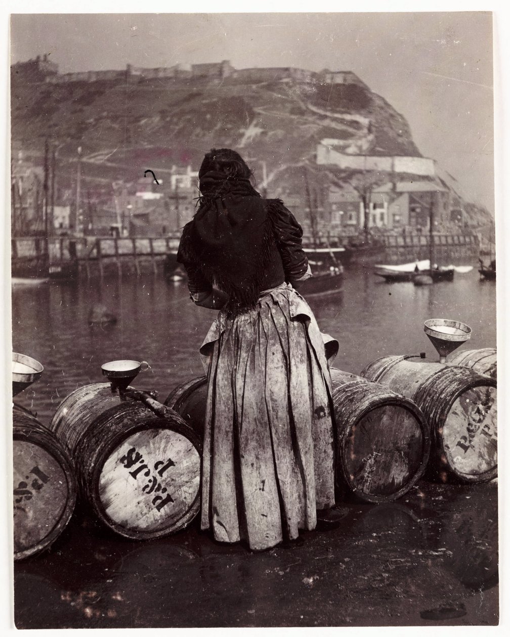 Vrouw en vaten, Whitby Haven, ca. 1905 door Unbekannt
