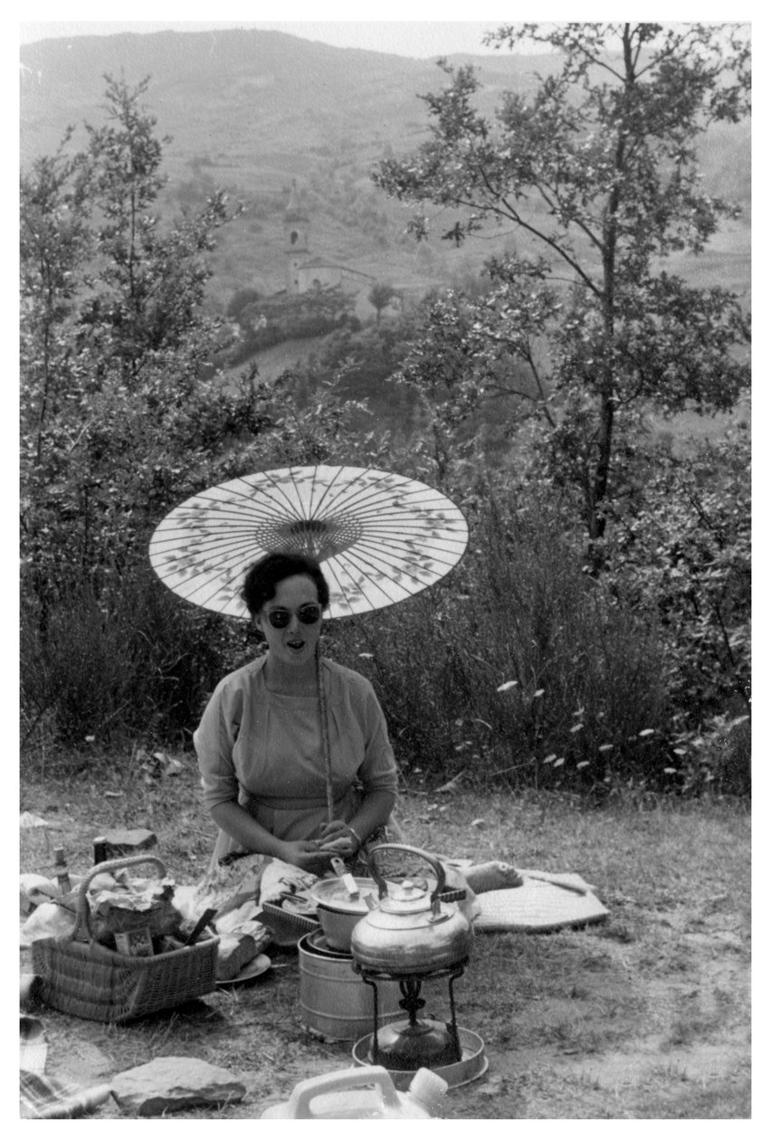 Vrouw onder een parasol die een picknick houdt, ca. 1950-1969 door Unbekannt