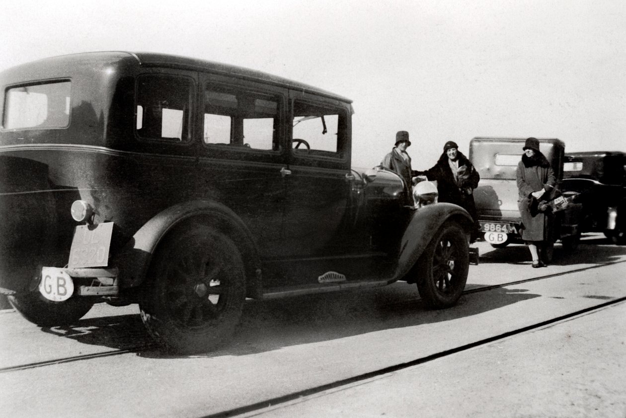 Vrouwen en geparkeerde auto