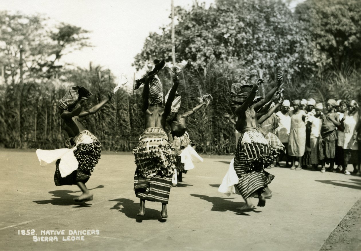 Vrouwelijke dansers optreden, Sierra Leone door Unbekannt