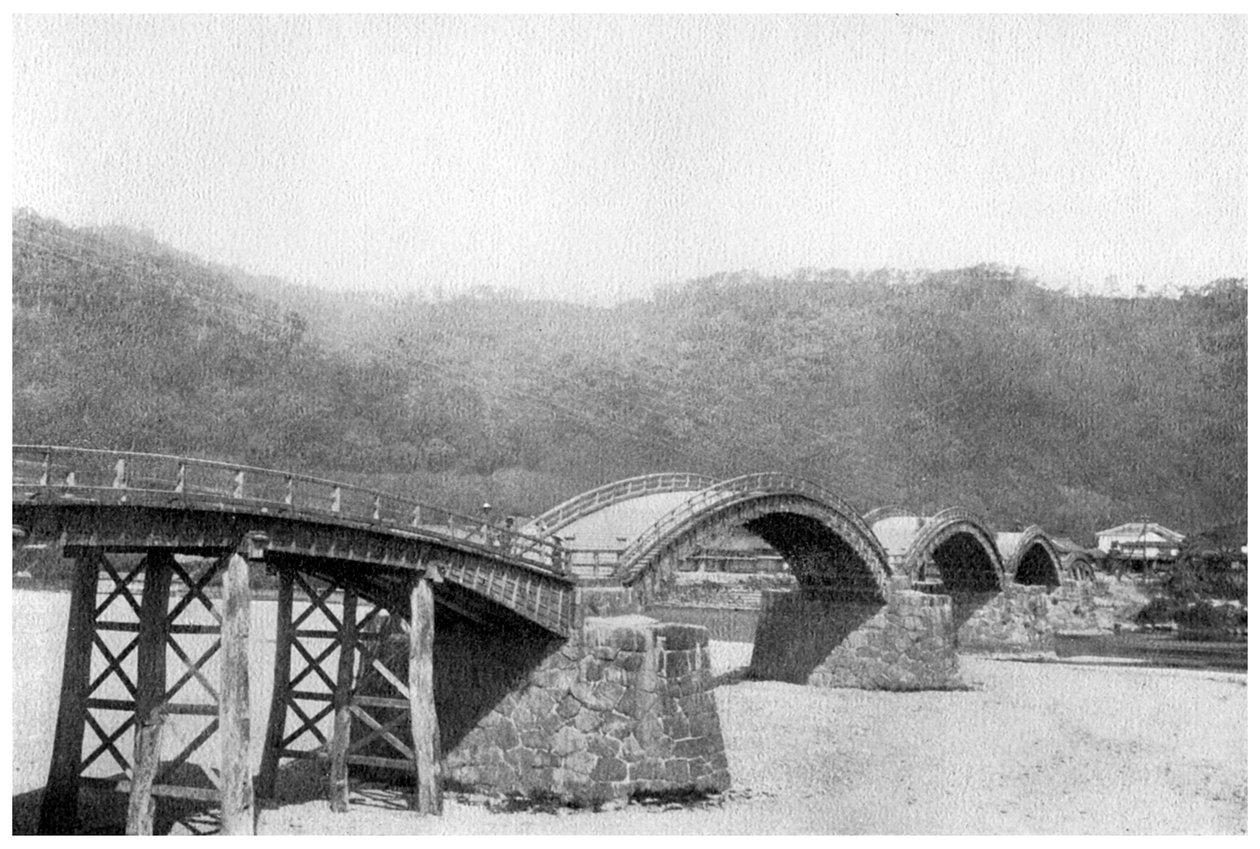 Houten brug bij Iwakuni, Japan, 1904 door Unbekannt