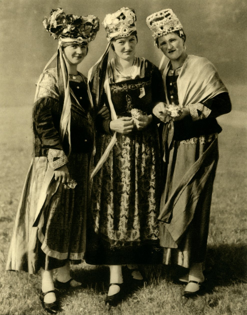 Jonge vrouwen in traditionele klederdracht, Stiermarken, Oostenrijk, ca. 1935 door Unbekannt
