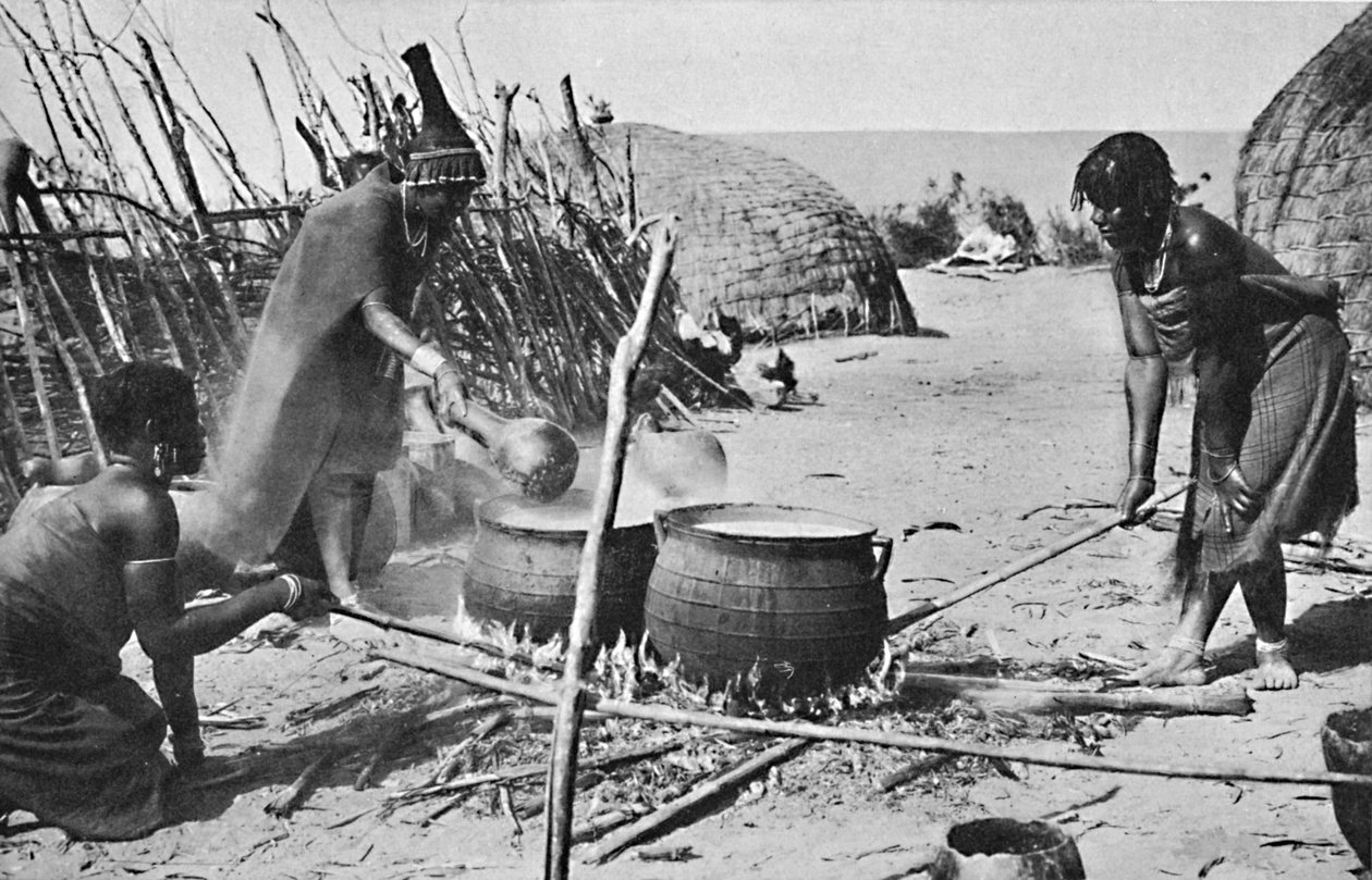 Zulu vrouwen brouwen utshwala bier, Natal door Unbekannt