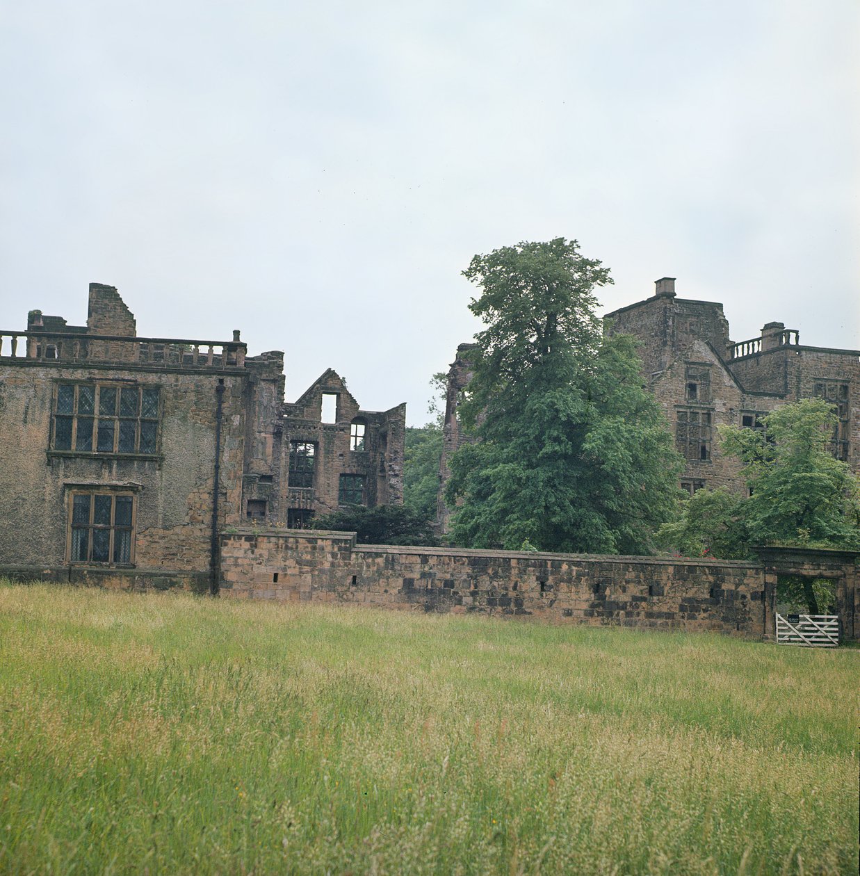 De ruïnes van Old Hardwick Hall door Unbekannt Unbekannt