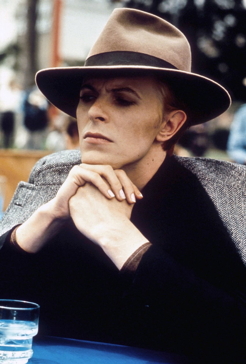 De man die van de aarde viel door Nicolas Roeg met David Bowie, 1976 door Unbekannt Unbekannt