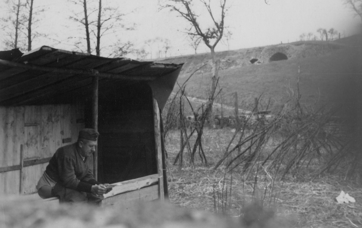 Een soldaat op het toilet, 1942 door Unbekannt Unbekannt