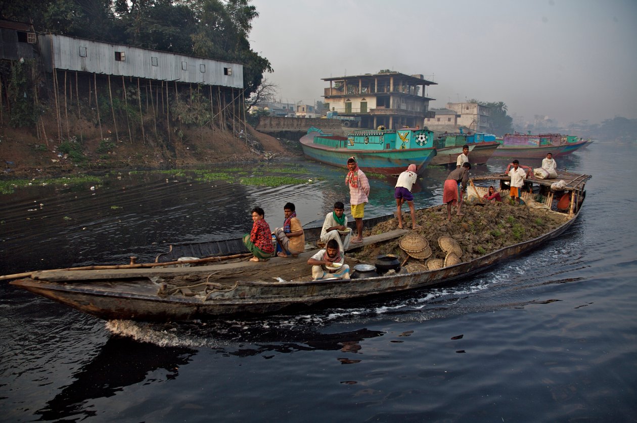 Een boot die grond vervoert, gebruikt voor het opvullen van laaggelegen land, door de Shitalakhya-rivier, nabij de Tongi-brug, aan de rand van Dhaka-stad. Bangladesh. 19 februari 2007. door Unbekannt Unbekannt