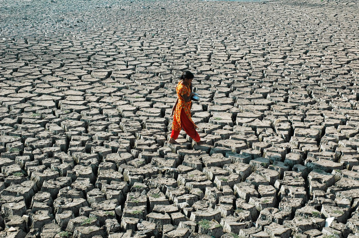 Een jong meisje en haar zus uit de onderarmoede groep, bij de opgedroogde rivierbedding van Buriganga, in Hazaribagh, Dhaka, Bangladesh. 4 maart 2005. door Unbekannt Unbekannt