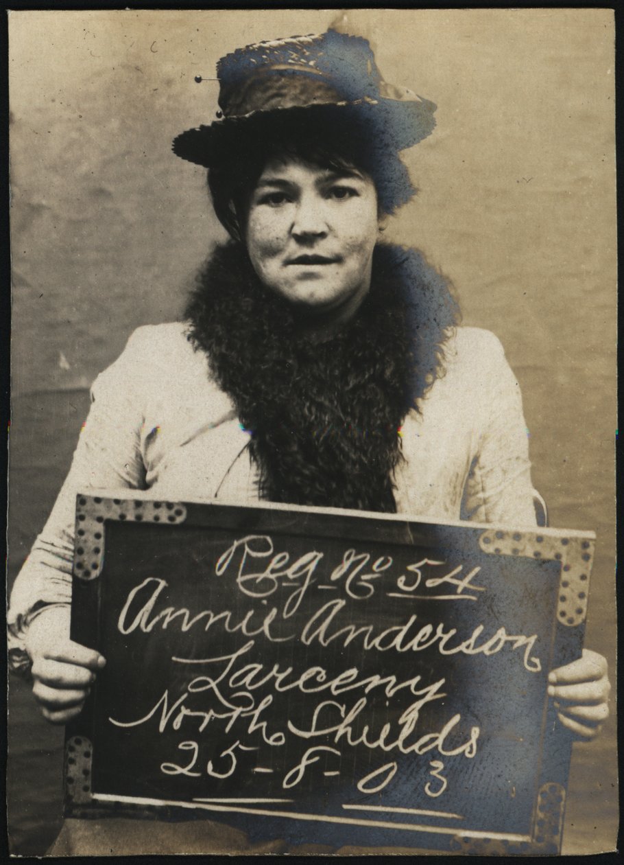 Annie Anderson, gearresteerd voor vermeende diefstal van een horloge, North Shields, VK, 1903 door Unbekannt Unbekannt