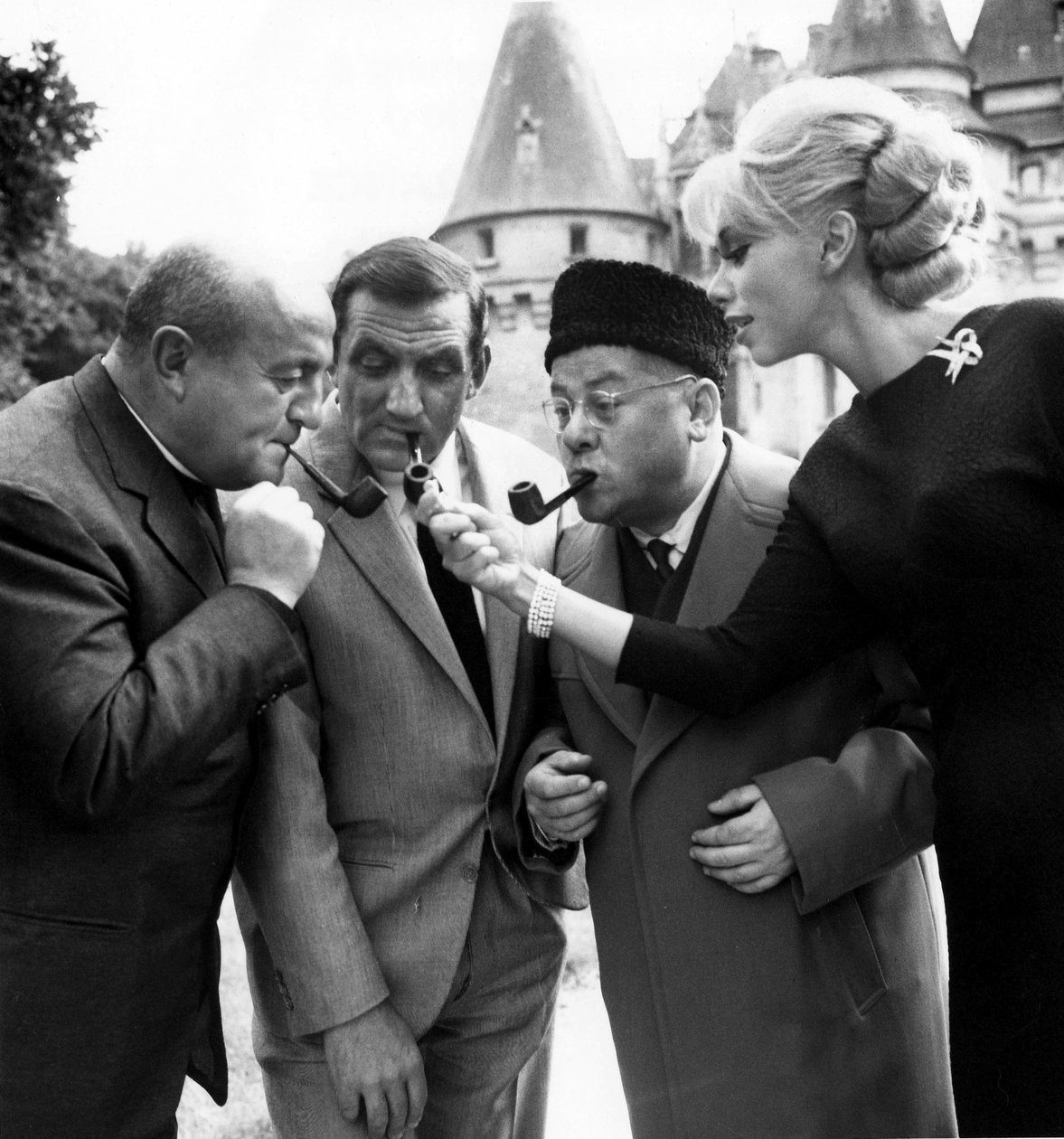 Bernard Blier, Lino Ventura, Francis Blanche en Mireille Darc op de set van de film Les Barbouzes in 1964 door Unbekannt Unbekannt