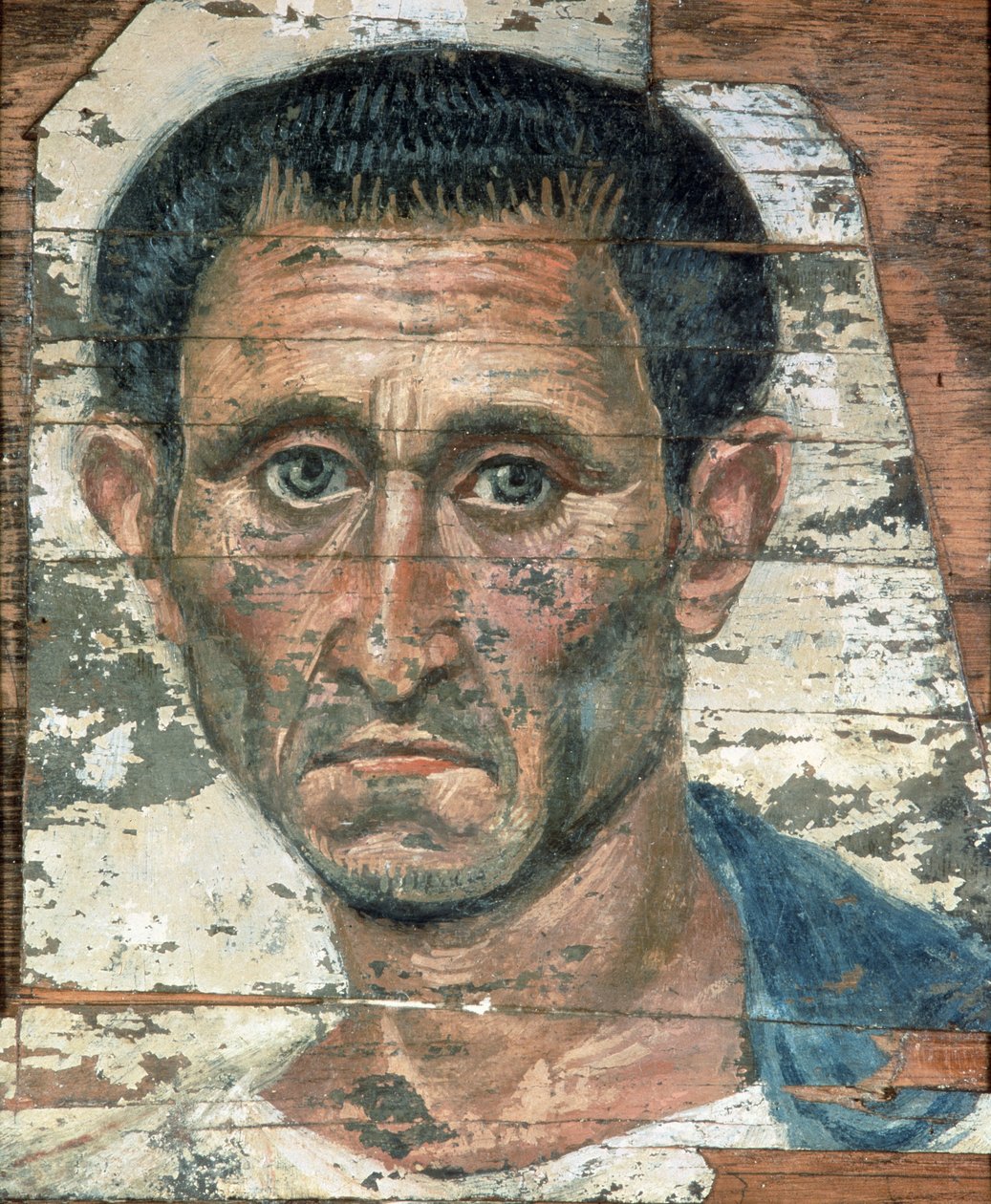 Fayum portret van een man in een blauwe mantel, Trajanisch, ca. 98-117 door Unbekannt Unbekannt