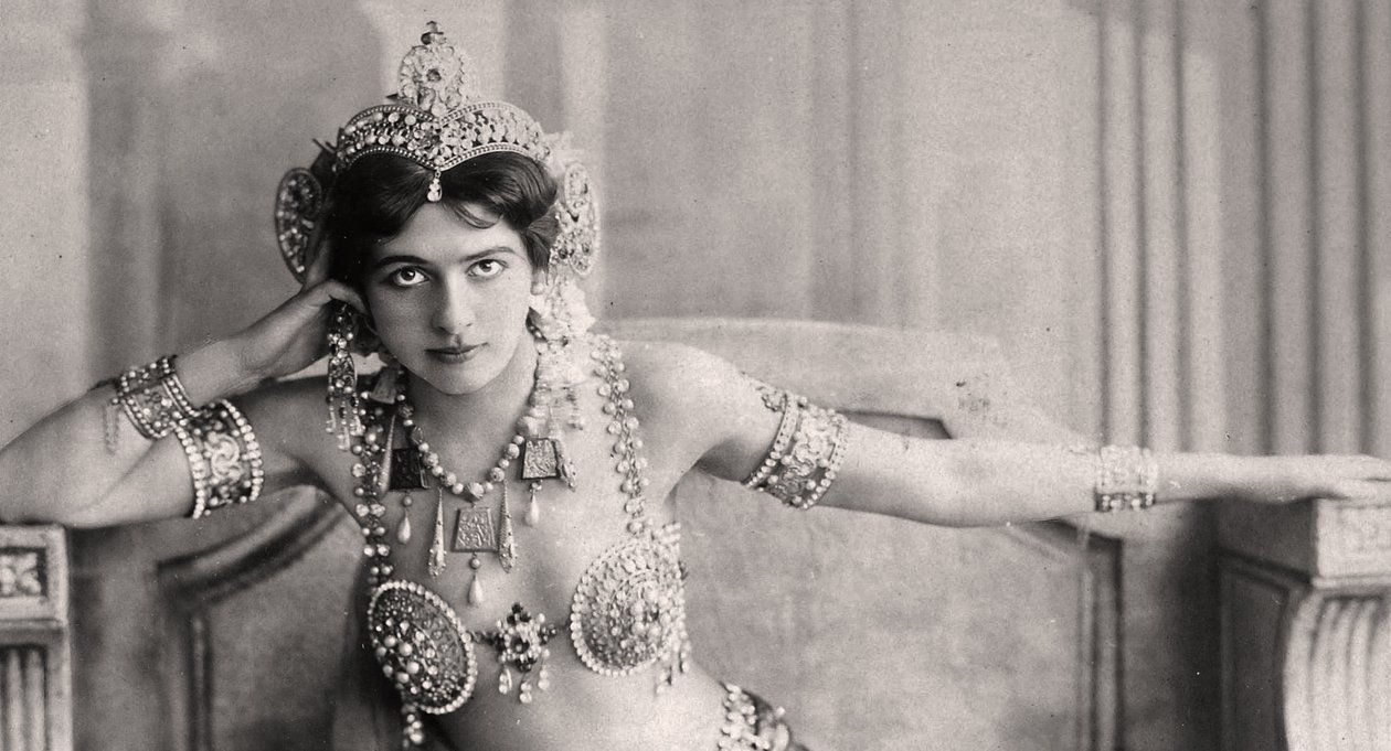 Mata Hari met een juweel bikini, ca. 1910 door Unbekannt Unbekannt