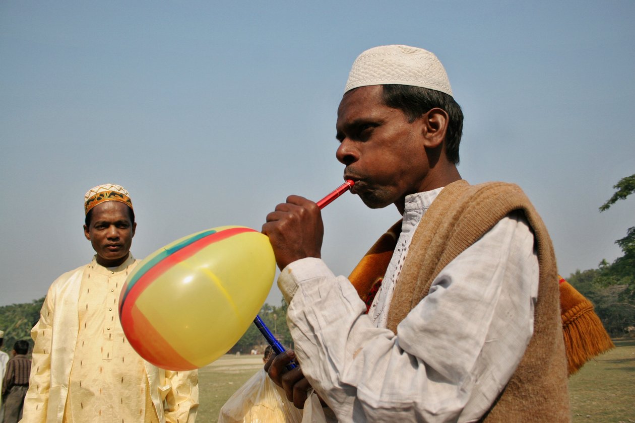 Portret van een Moslimvader die een ballonfluit opblaast door Unbekannt Unbekannt