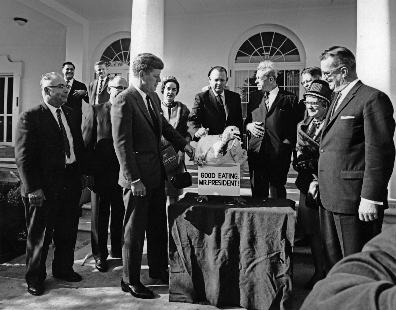 President John F. Kennedy ontvangt Thanksgiving-kalkoen in het Witte Huis, november 1963 door Unbekannt Unbekannt