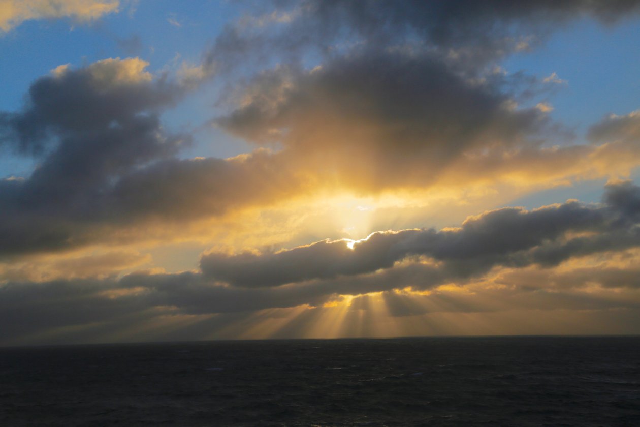 Stralen van een zonsondergang, 2018 door Unbekannt Unbekannt