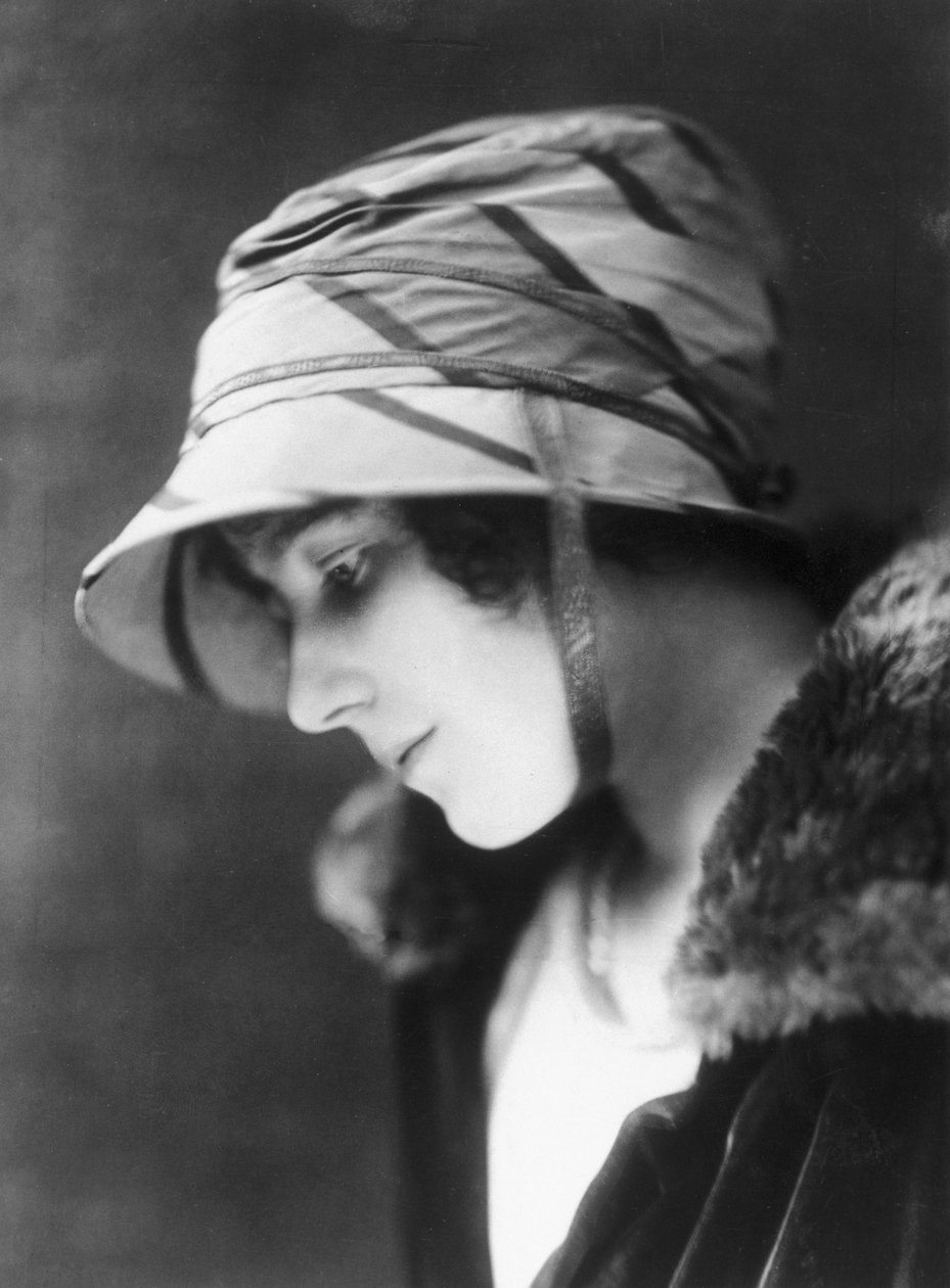 Lady Elizabeth Bowes-Lyon (1900-2002), circa 1920s door Unbekannt