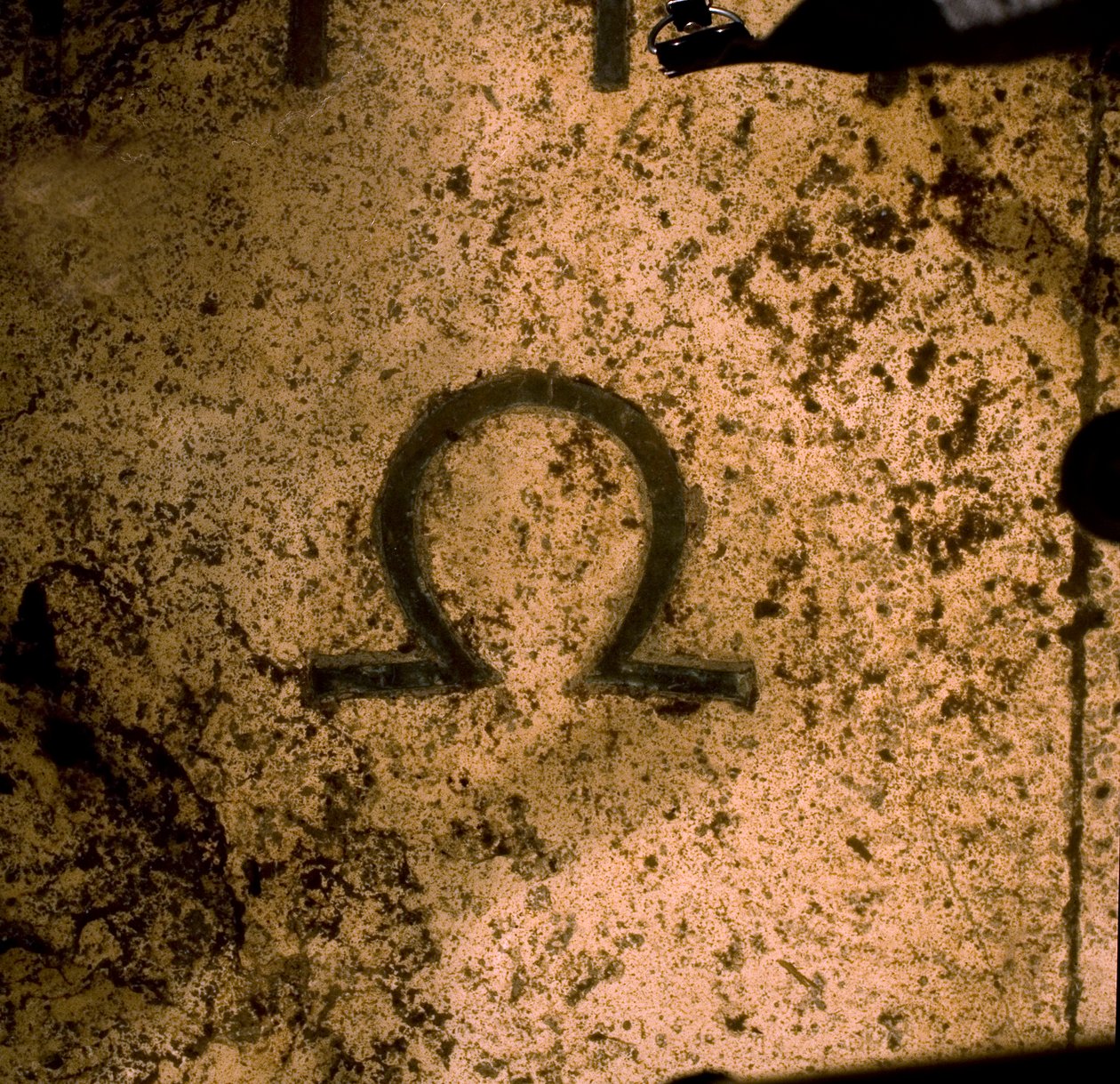 Omega-symbool op de Augustus-zonnewijzer door Unbekannt