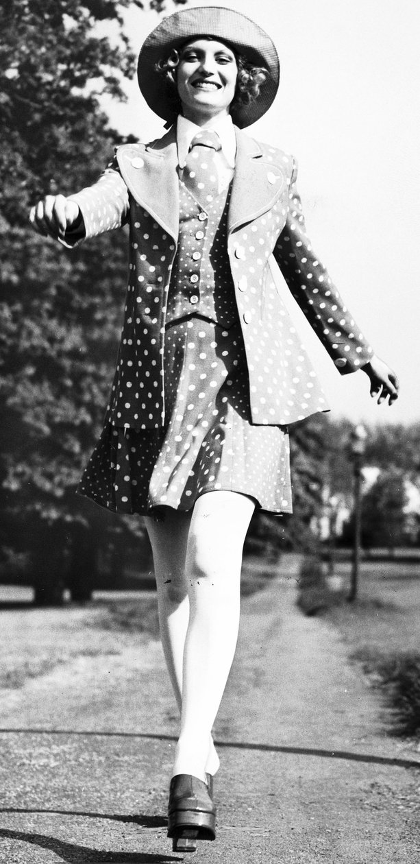 Polka dot minijurk, mei 1972 door Unbekannt