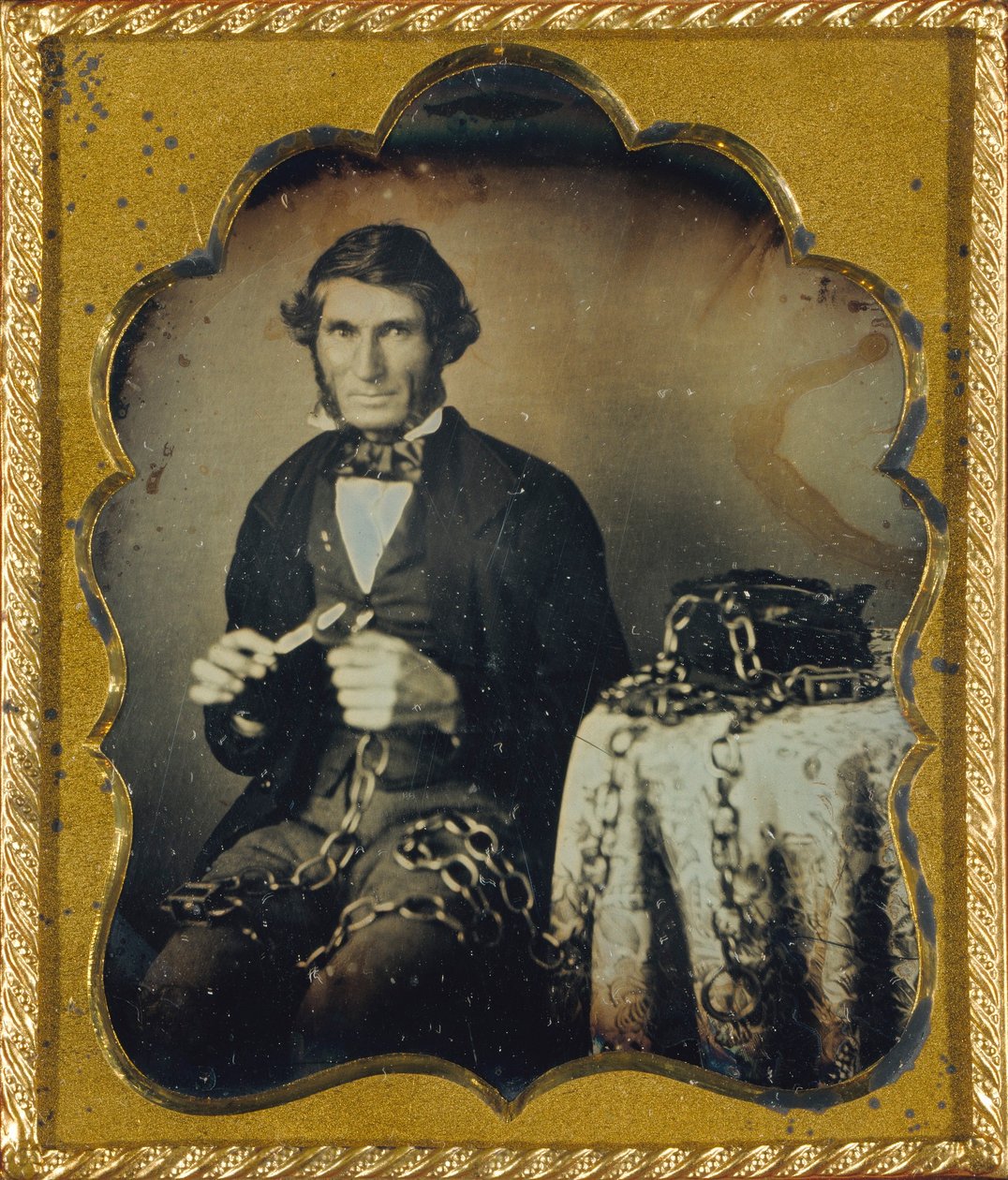 [Volkskunstenaar met Gesneden Houten Ketting]. door Unidentified