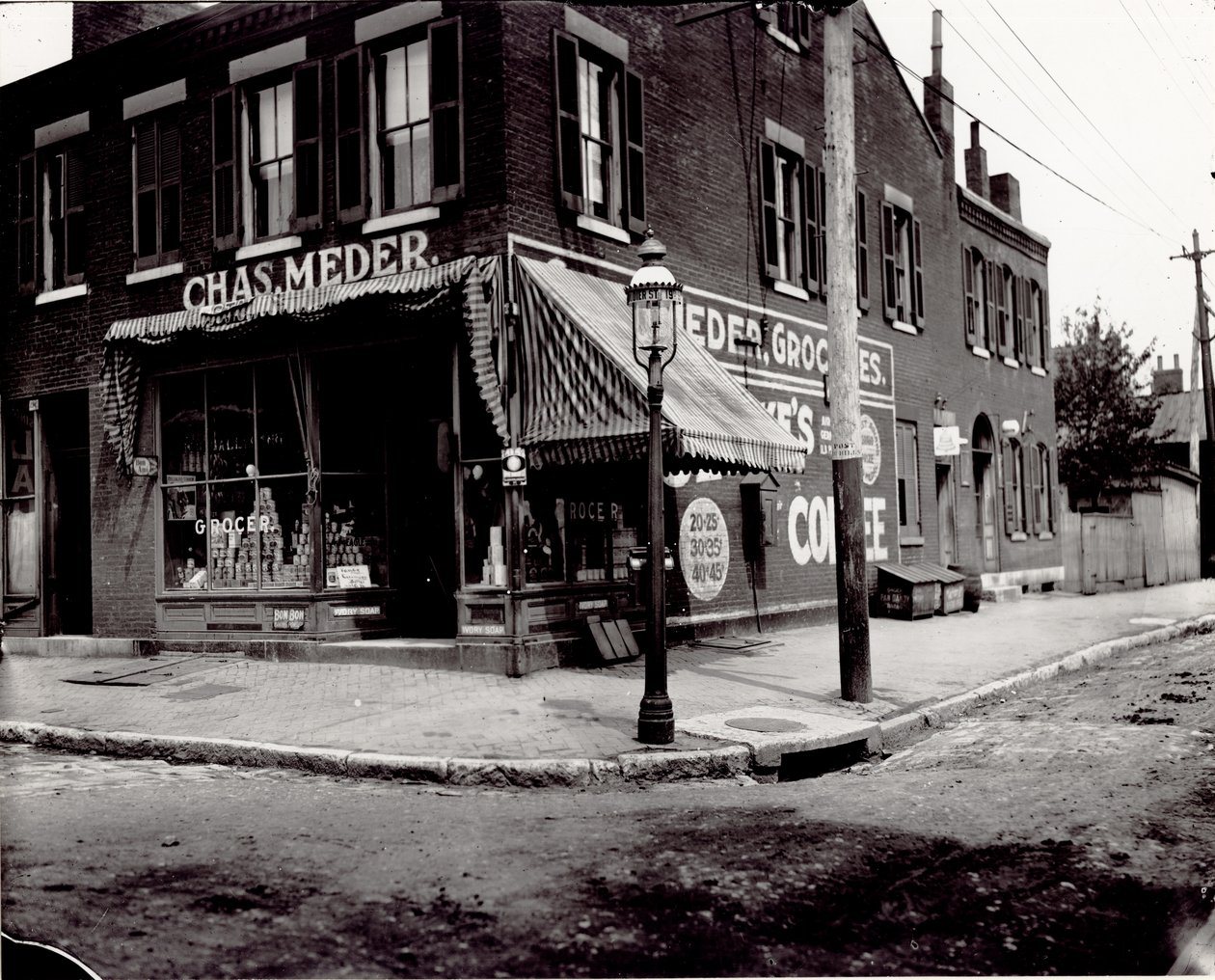 Charles Meder kruidenierswinkel op de hoek van Nineteenth en Dodier Streets door Unknown