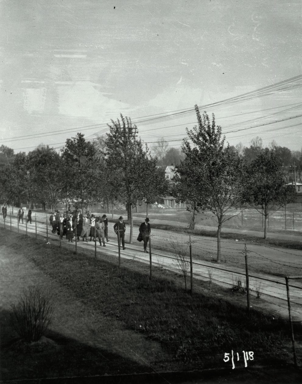 Staking bij Wagner Electric Company; groep mannen en vrouwen die op de stoep lopen door Unknown