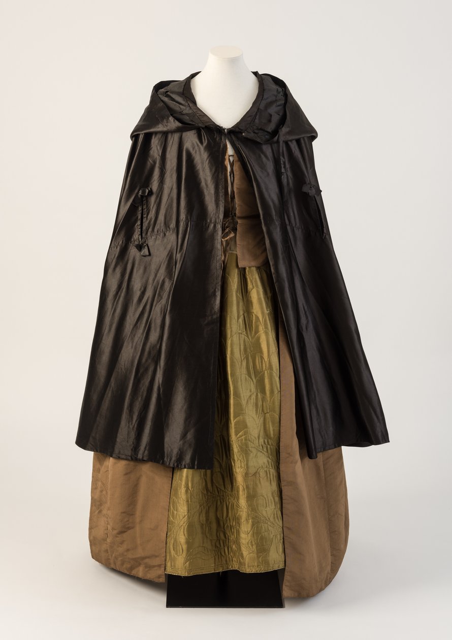 Zwarte zijden satijnen cape, gedragen met olijfgroene zijden gewatteerde onderrok, 1760s door Unbekannt Unbekannt
