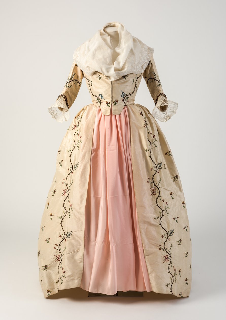 Crèmekleurige zijden tambour geborduurde gesloten japon, 1780s door Unbekannt Unbekannt