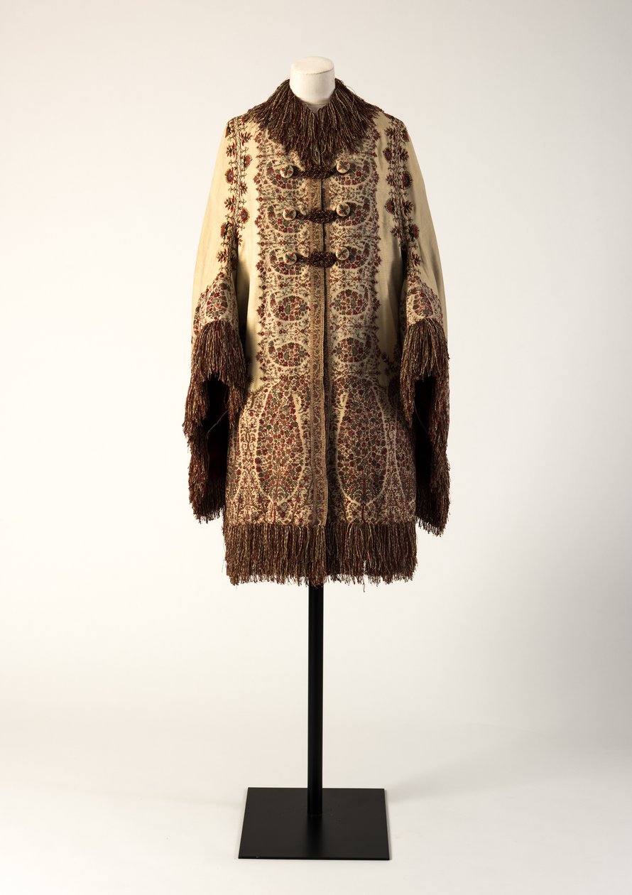 Crèmekleurige wollen mantel gemaakt van geweven Kashmir-sjaal, 1870s door Unbekannt Unbekannt