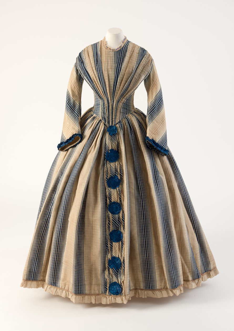 Lichtbruine en blauw gestreepte wollen gaasjurk met blauwe pompons, 1840s door Unbekannt Unbekannt