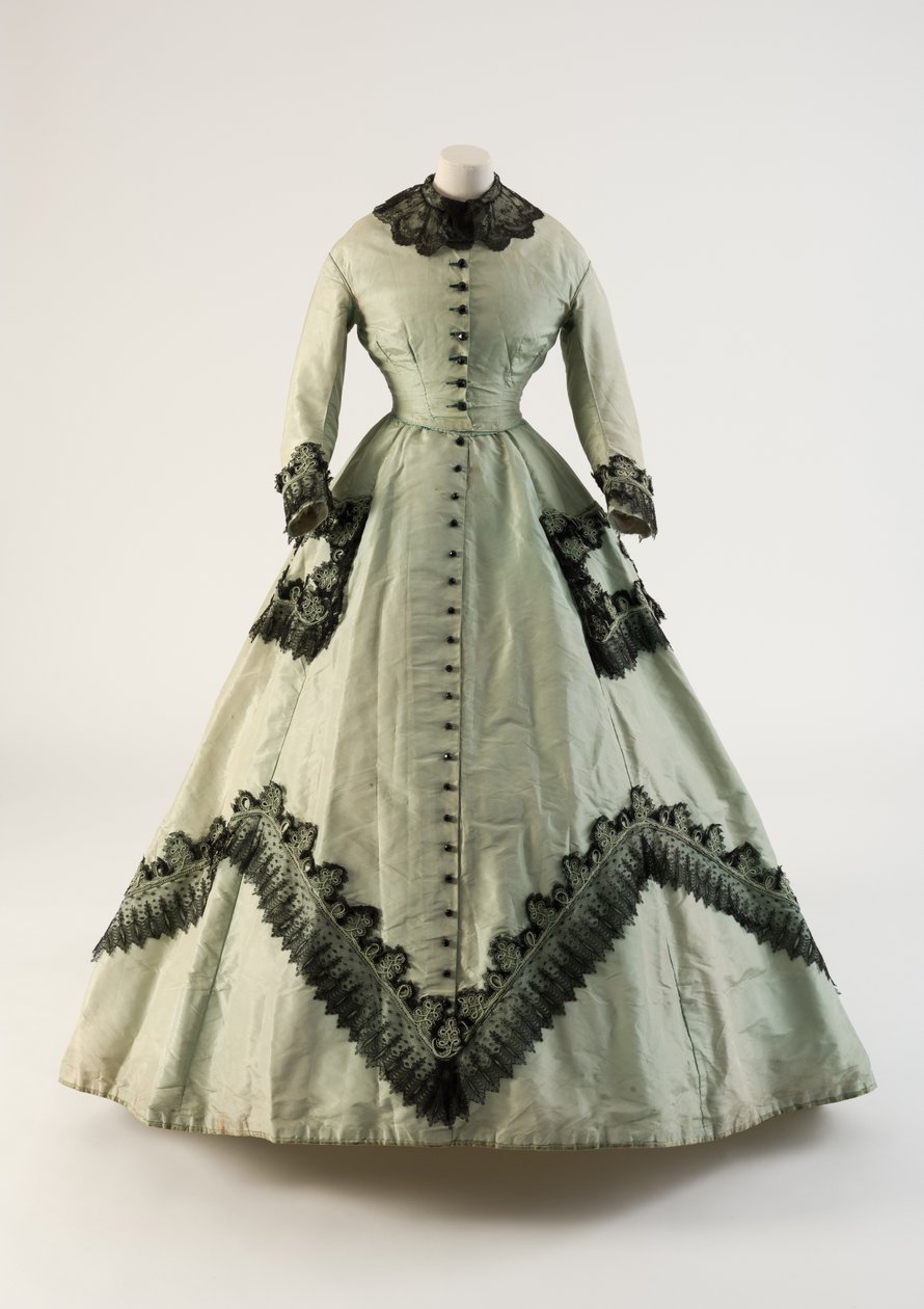 Lichtgroene zijden jurk met aangebrachte machinaal gemaakte kant, 1860s door Unbekannt Unbekannt