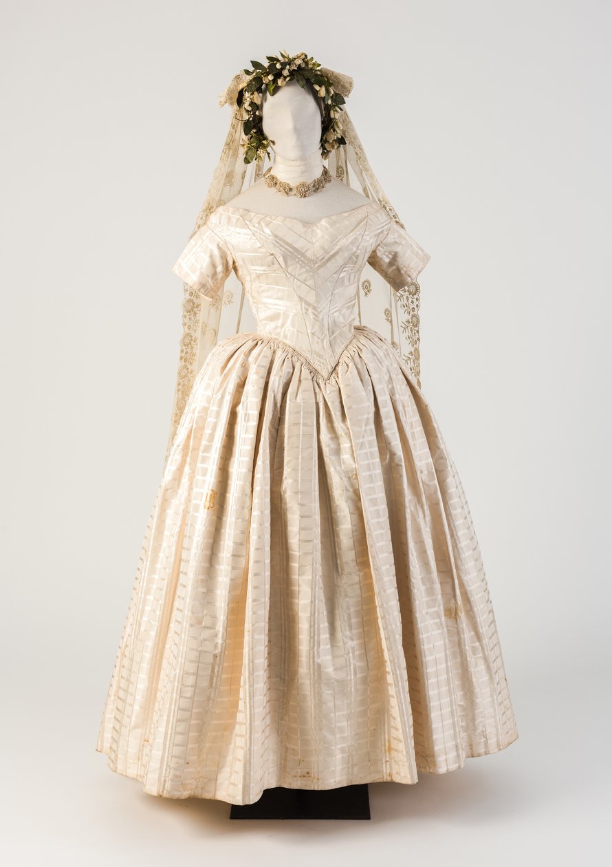 Witte geweven zijden trouwjurk, met geborduurde net kanten sluier, 1840s door Unbekannt Unbekannt