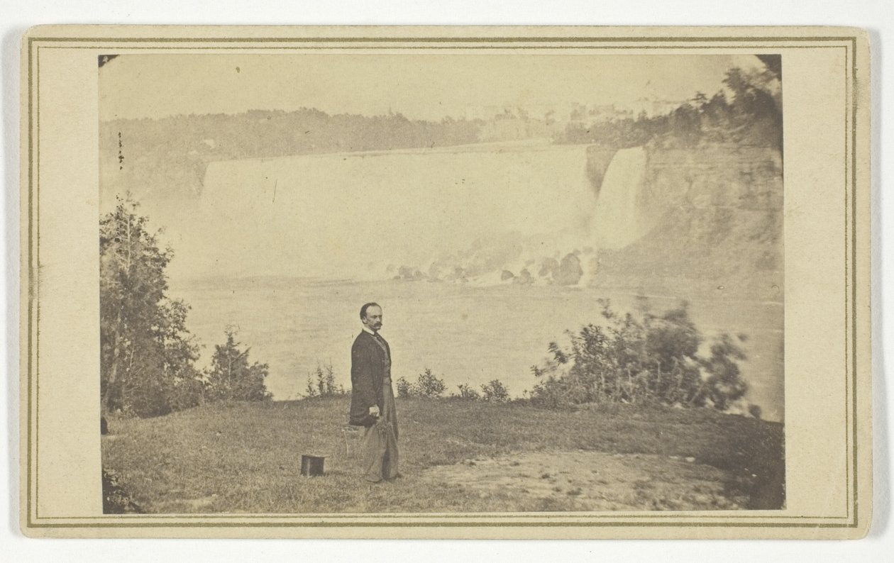 Zonder titel (Man bij Niagara watervallen) door Unknown