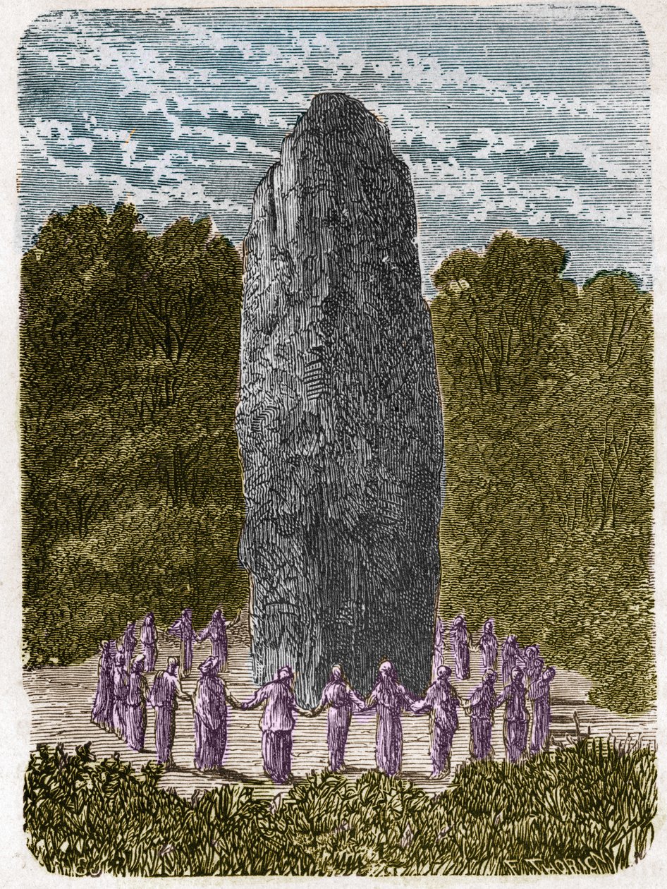 Druïde danst rond een menhir. door Unknown artist