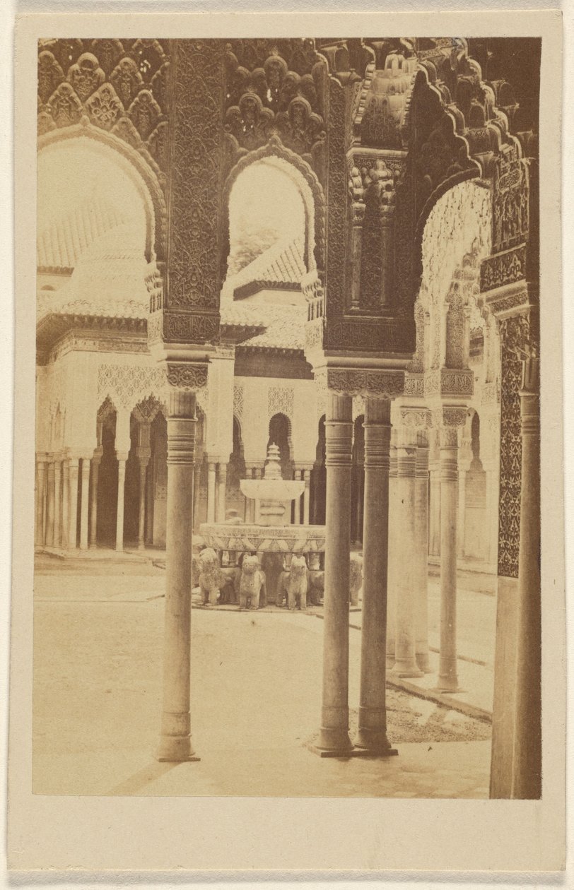 [Binnenaanzicht van zuilen, het Alhambra]. door Unknown artist