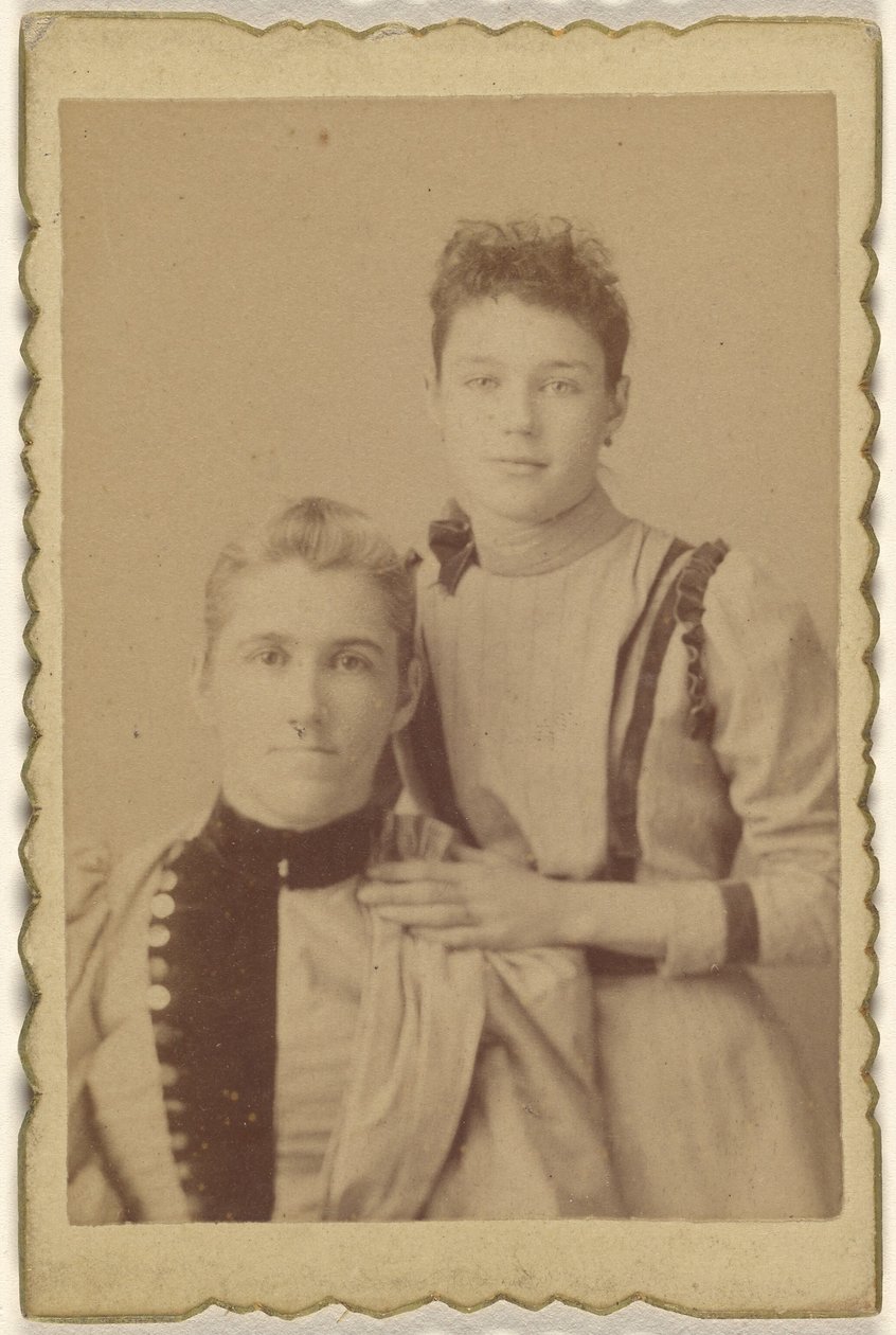 [Moeder zittend, dochter staand] door Unknown artist