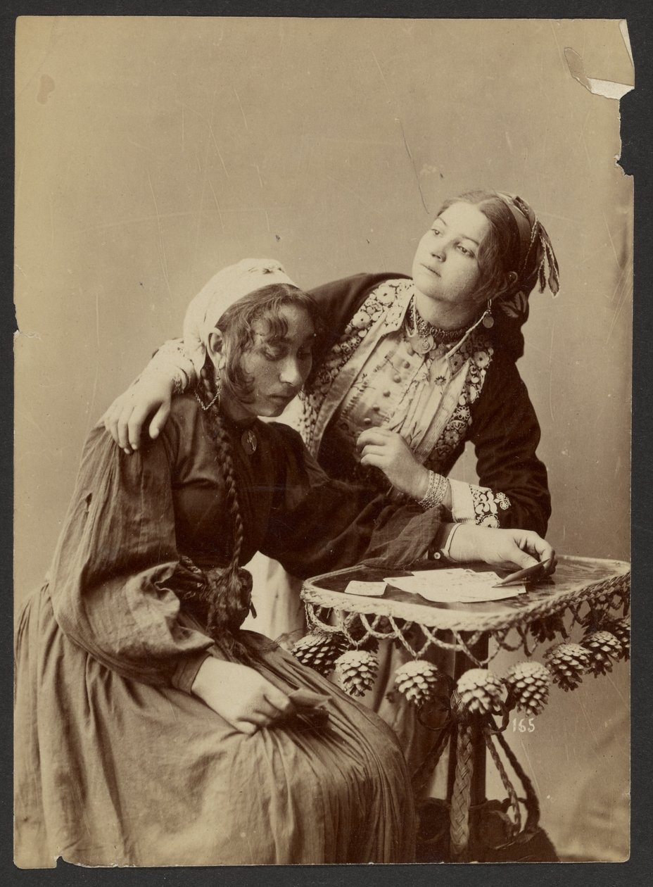 [Twee vrouwen aan schrijftafel] door Unknown artist