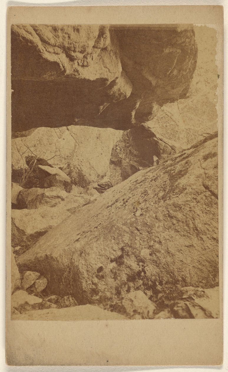 [Ongeïdentificeerd uitzicht op grote rotsen]. door Unknown artist