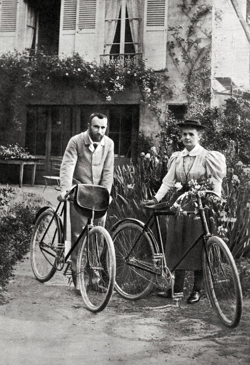 Pierre en Marie Curie in hun tuin door Unknown photographer