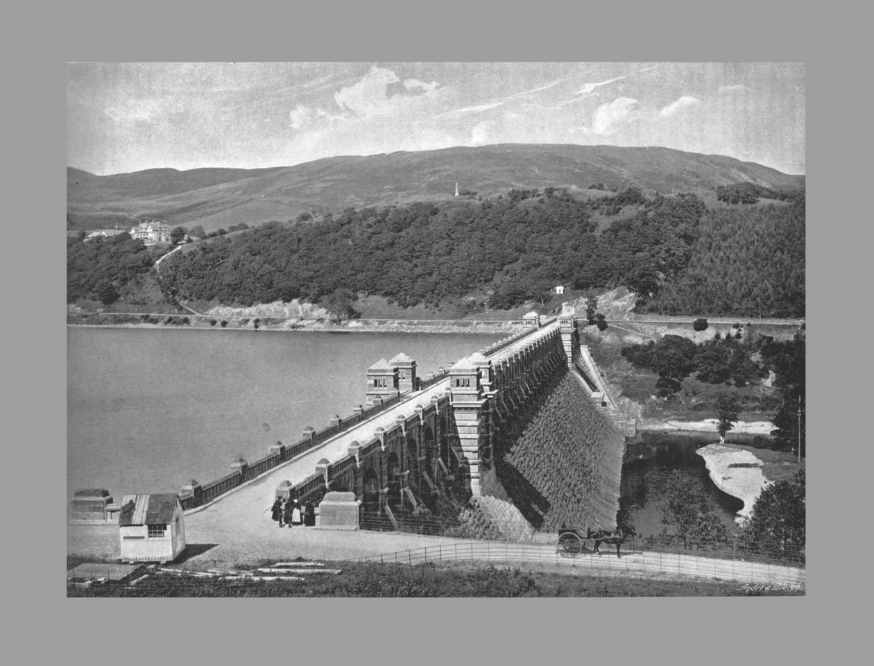 De Dam, Lake Vyrnwy, ca. 1900 door Valentine and Sons Ltd