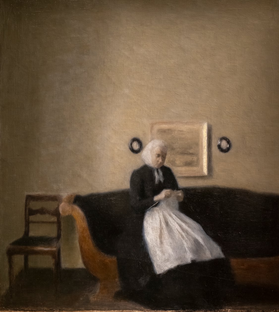 Interieur met de moeder van de kunstenaar door Vilhelm Hammershoi