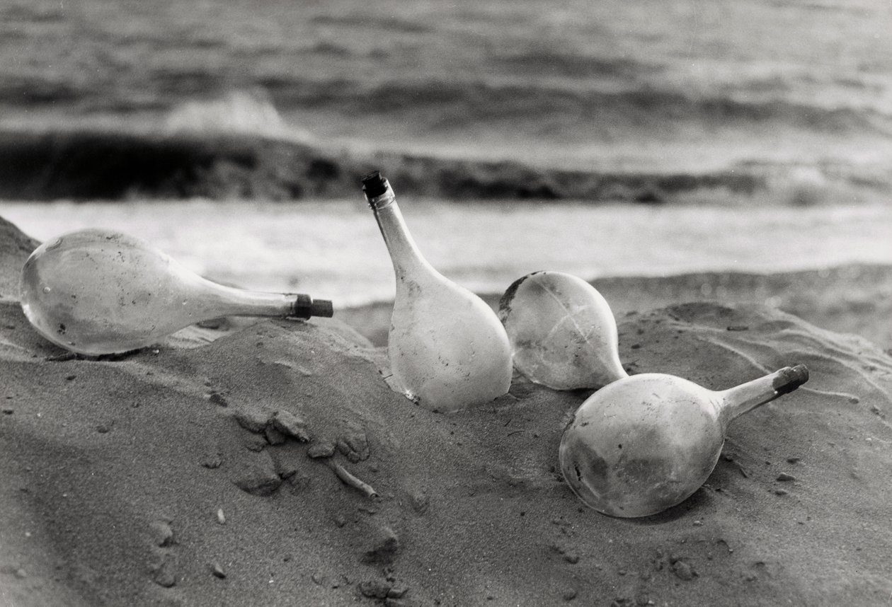 "Flessen op het strand door Vincenzo Balocchi