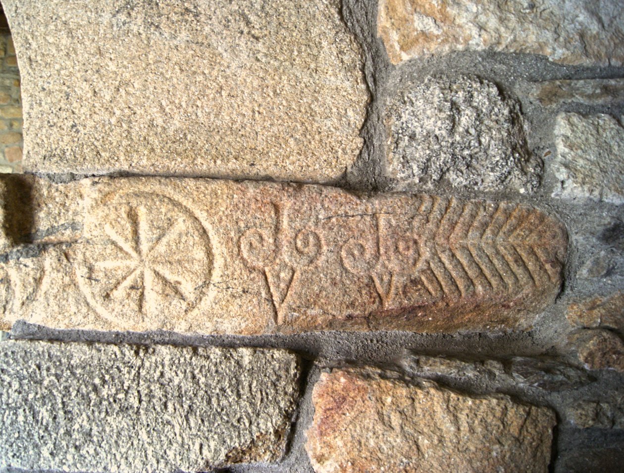 Visigotische gravures in de Kapel van São Pedro de Balsemão, Sé, Lamego, Portugal ca. 599 (graniet) door Visigothic